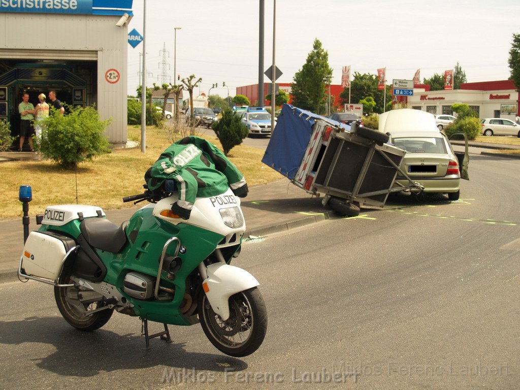 Muellwagen kollidiert mit PKW Koeln Porz Gremberghoven Alter Deutzer Postweg P30.JPG